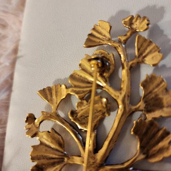Oscar De La Renta Brooche and Matching Clip on Earrings